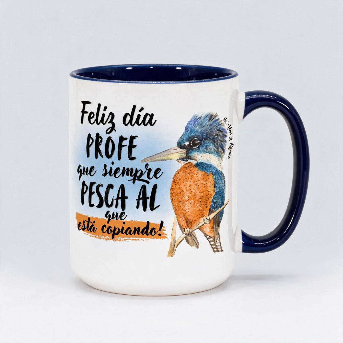 Taza de cerámica Alas y raíces para profesores con ilustración de martín pescador y frase divertida en azul intenso
