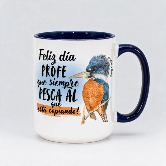 Taza de cerámica Alas y raíces para profesores con ilustración de martín pescador y frase divertida en azul intenso