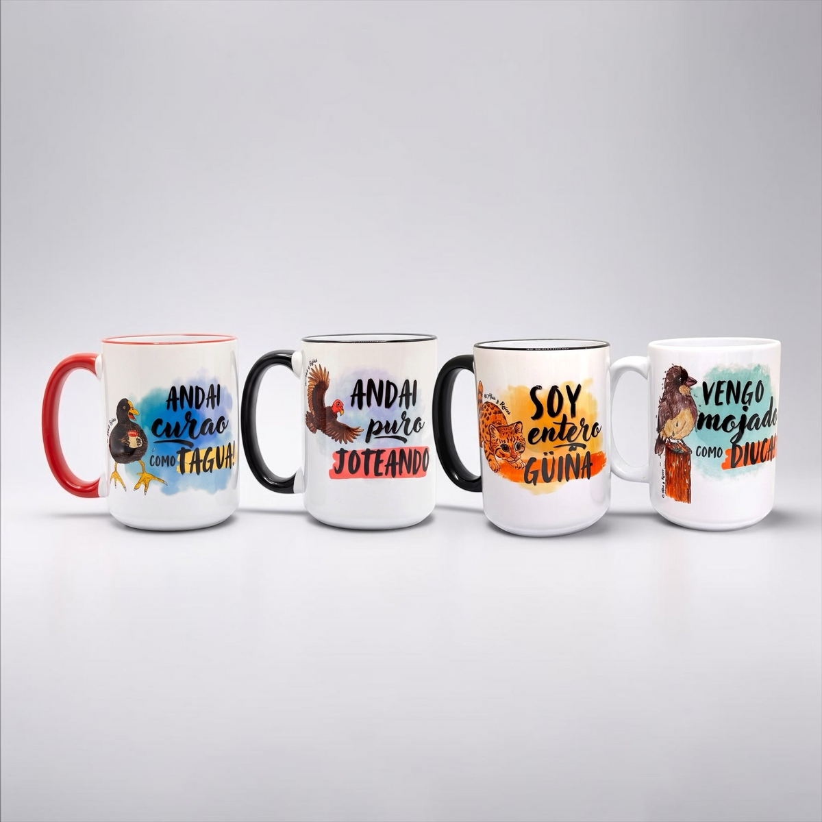 Colección de tazas de cerámica Alas y raíces con ilustraciones de fauna chilena y frases típicas en fondo blanco.